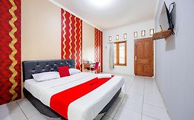 Reddoorz Syariah Plus Near Jatiwarna Toll Gate